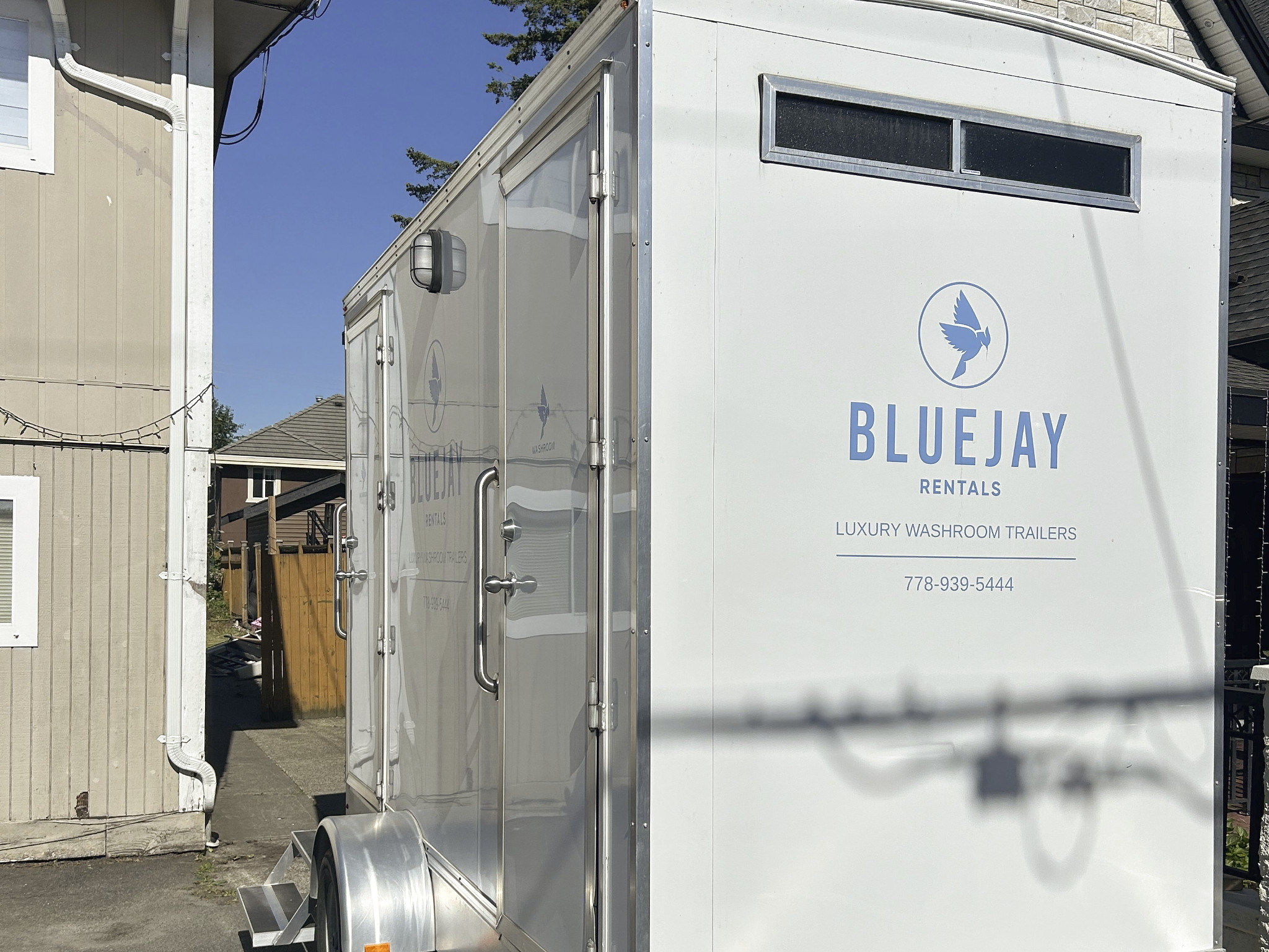 How Luxury Washroom Trailers Work at Venues Without Power or Water